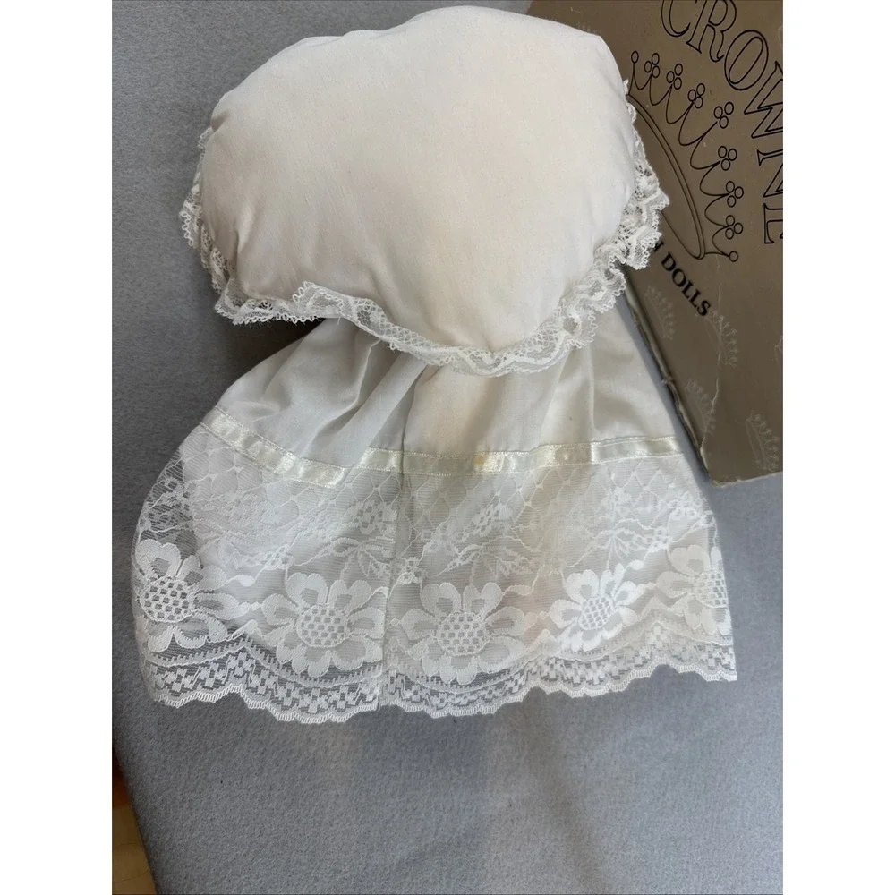 CROWNE, Fine Porcelain Sleeping Musical Moving baby on heart pillow VINTAGE